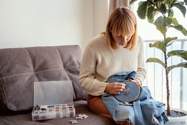Osoba haftująca tamborkiem
